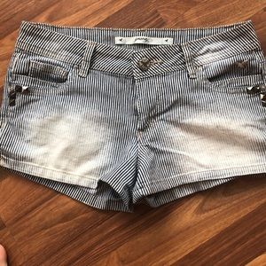 Women’s size 5 short shorts with cute details